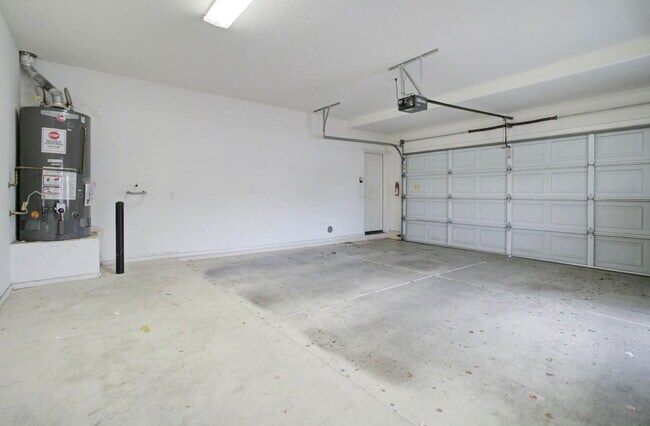 Building Photo - 2026 E County Down Dr