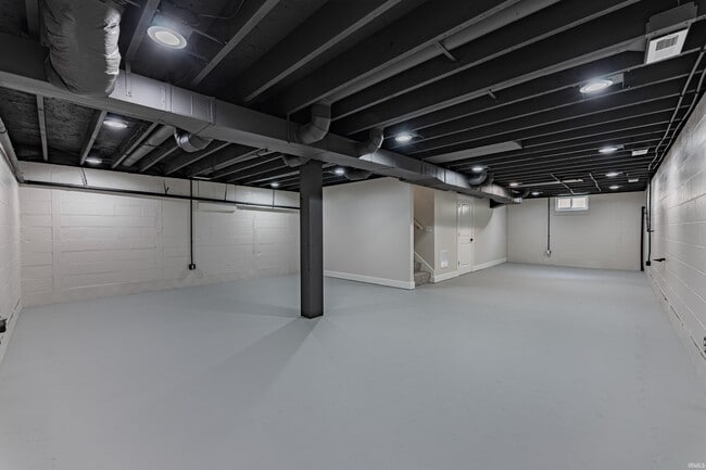 Building Photo - 911 Mayfair Dr