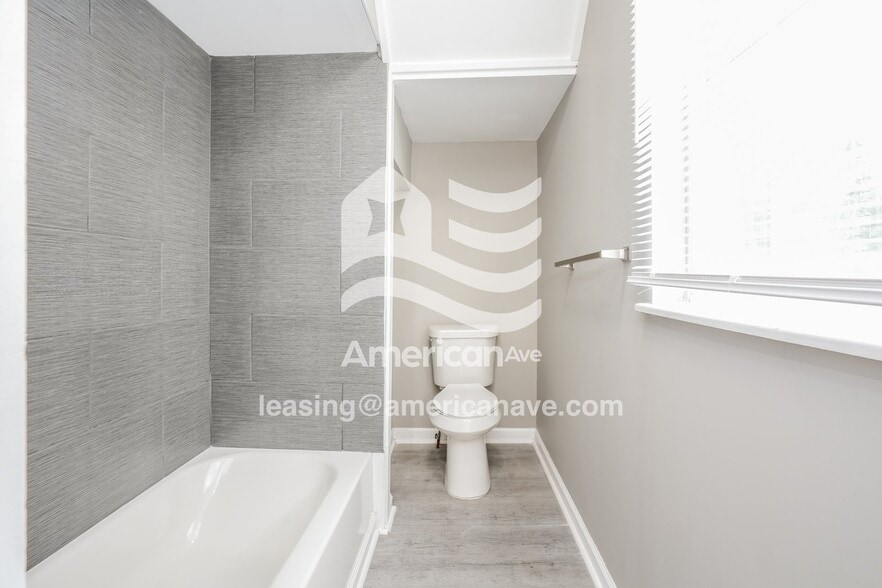 Building Photo - 924 E Dayton St