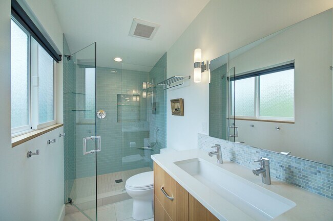 Building Photo - 4Bd/2.5Ba Seattle Home