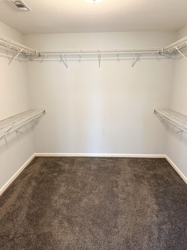 Building Photo - Stunning 5 bedroom 3.5 bath home in the highly desirable Rocky Hill area