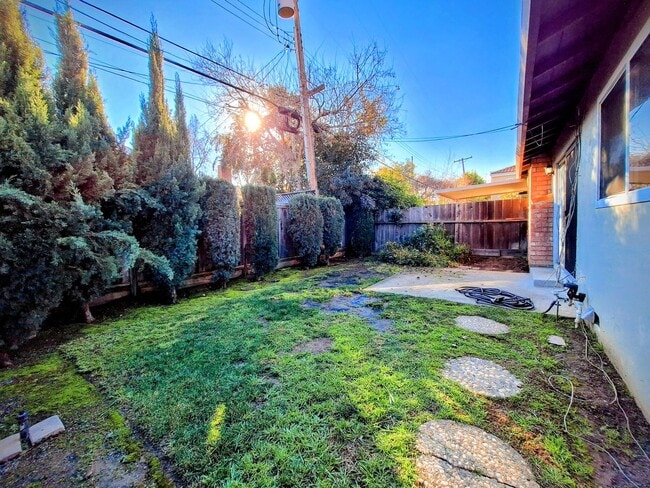 Building Photo - Charming 2bd Duplex With Private Yard & Garage