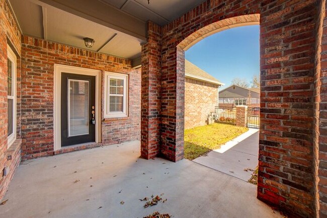 Building Photo - Luxury Patio Home in Broken Arrow! 3/2/2