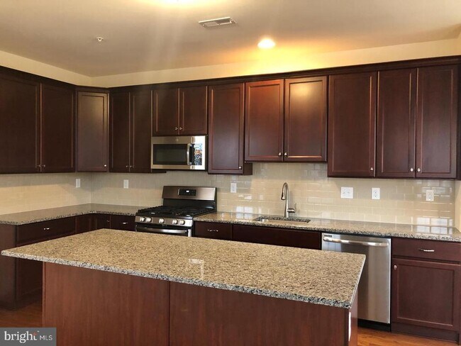 Building Photo - 120 Woodwinds Dr