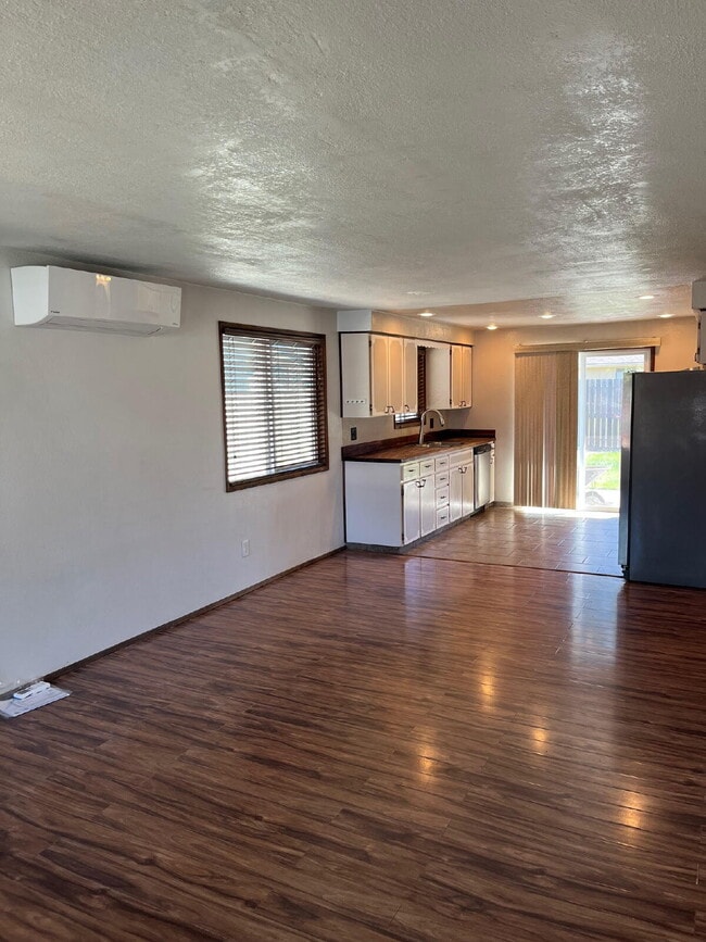 Building Photo - Charming 2-Bedroom Duplex in McMinnville
