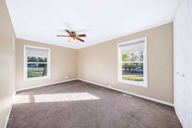 Building Photo - Beautiful End Unit Townhome with Garage!