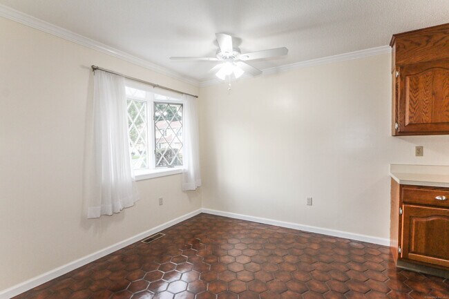 Building Photo - 409 The Meadows