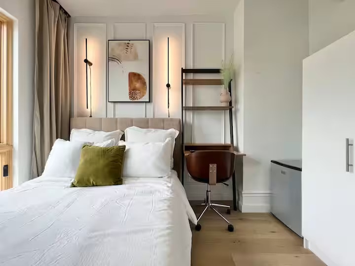 Primary Photo - Furnished room/NOT APARTMENT