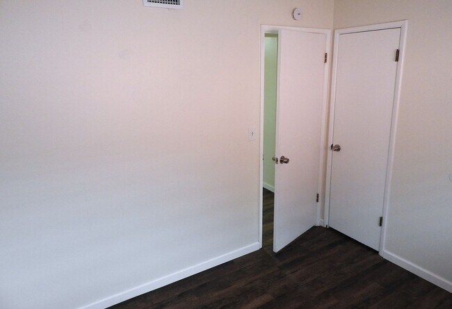 Building Photo - Beautifully Remodeled 3+1 Bungalow with Indoor-Outdoor Living