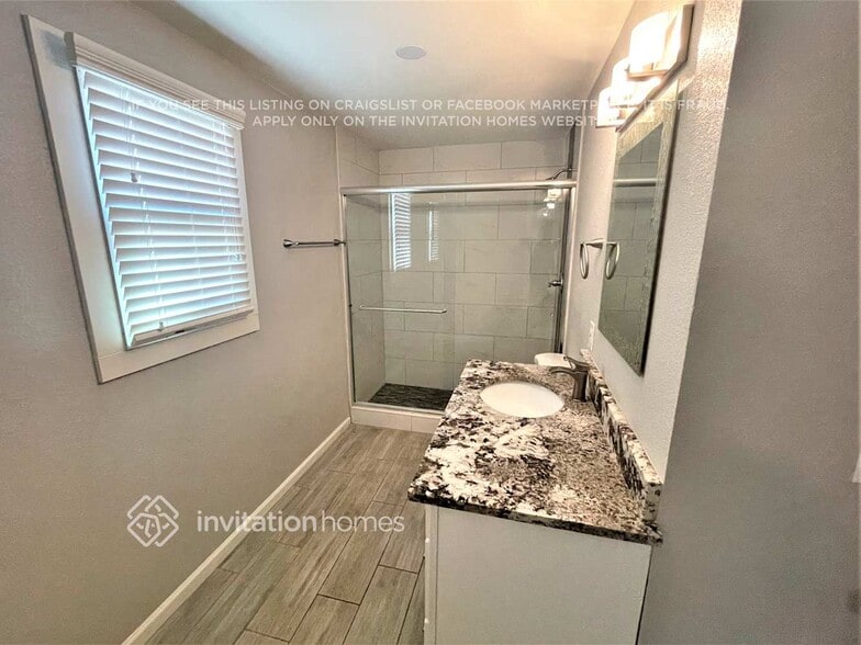 Building Photo - 943 E Manhatton Dr
