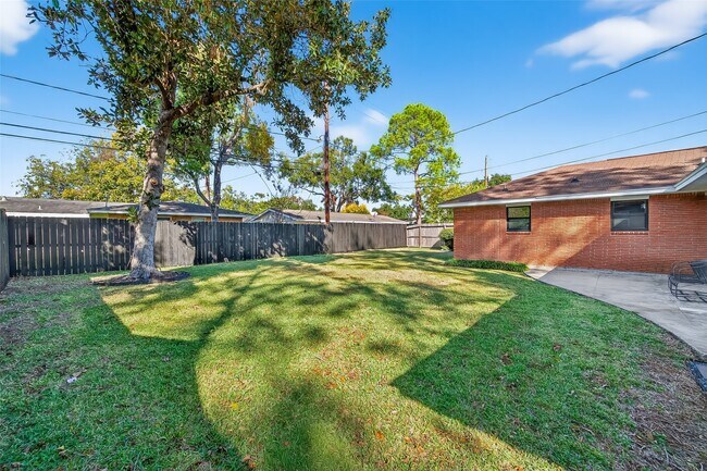 Building Photo - 9770 Cedardale Dr