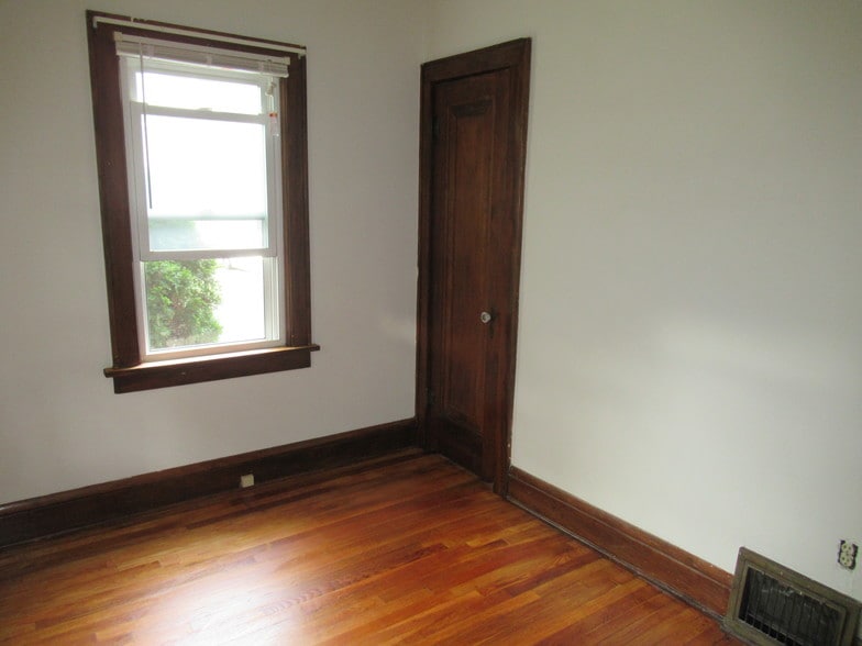 Bedroom closet - 1520 Front St