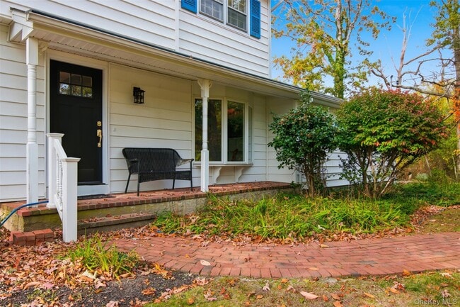 Building Photo - 14 Flax Pond Woods Rd