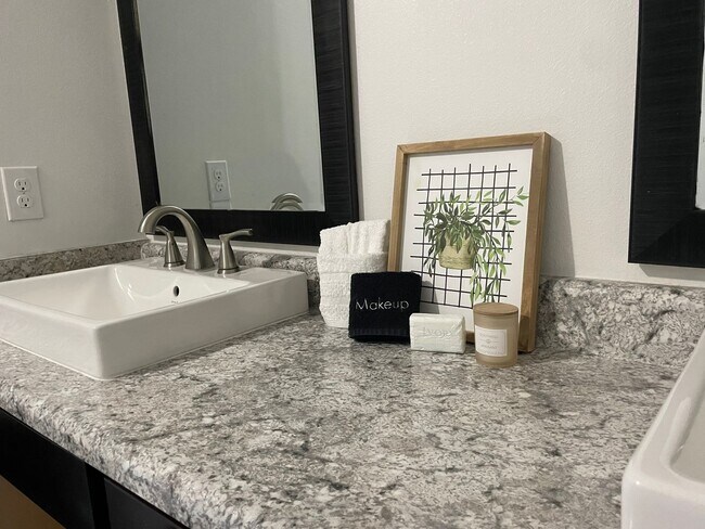 Building Photo - Spacious 5BR House in Crestview