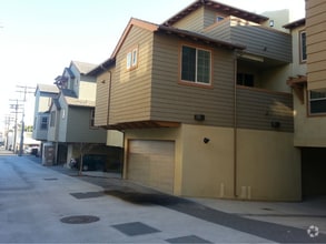 Building Photo - 1056 Pearl St
