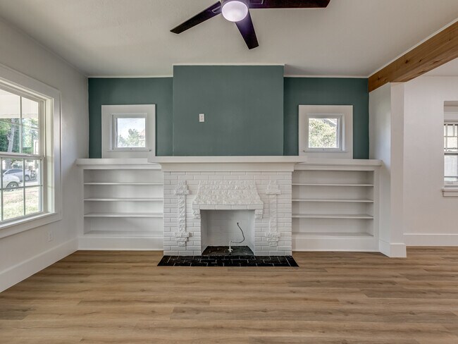 Building Photo - 1723 W Park Pl