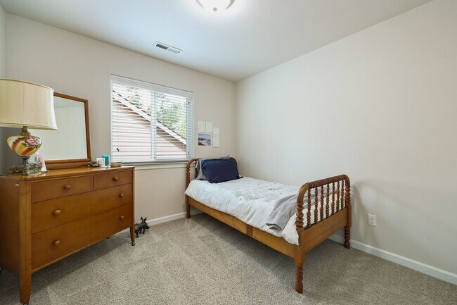 Building Photo - 5 bedroom high efficient home - Olympia Sc...
