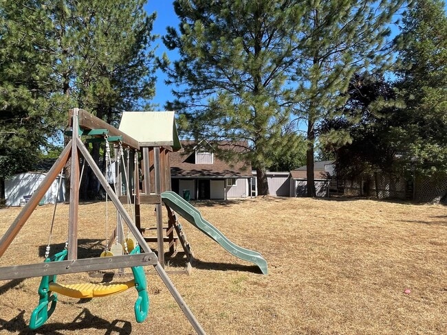 Building Photo - 4 bedroom, 2 bath home in Lake Wildwood ga...