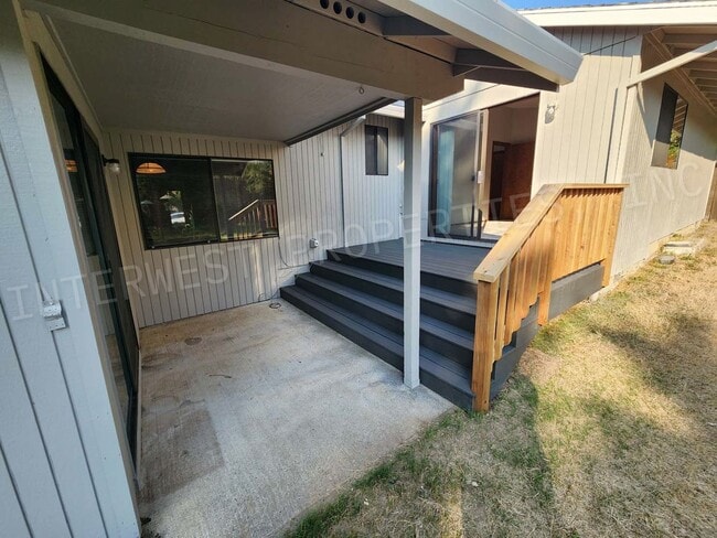 Building Photo - 3 bd 2ba Ranch Style Home with Deck, Fence...