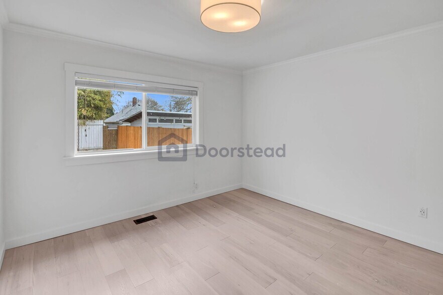 Building Photo - 924 24th Ave S