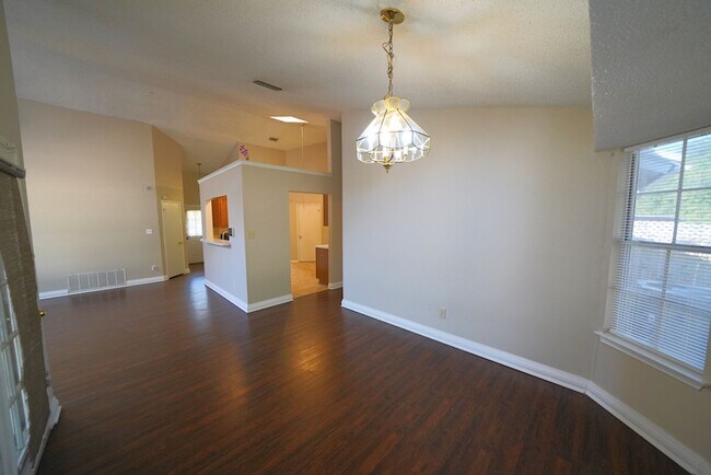 Building Photo - Great Home Near Randolph AFB - Realtor Com...