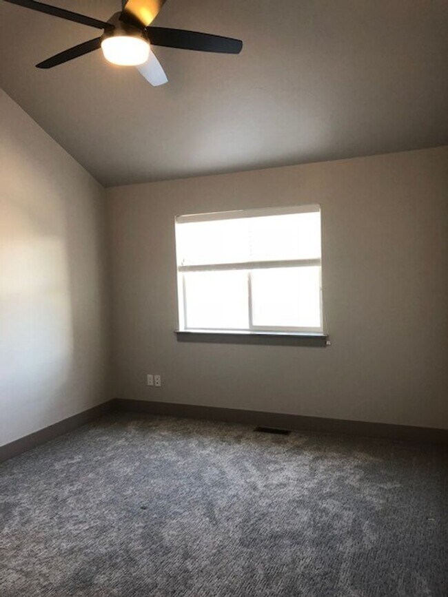 Building Photo - Beautiful Well Lit Four Corners Condo