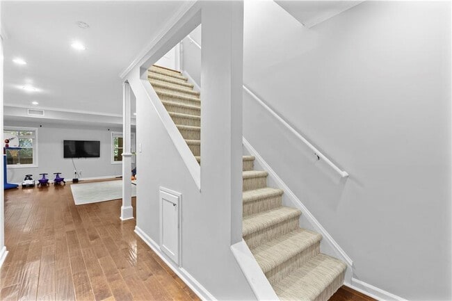 Building Photo - 350 Landing Entry