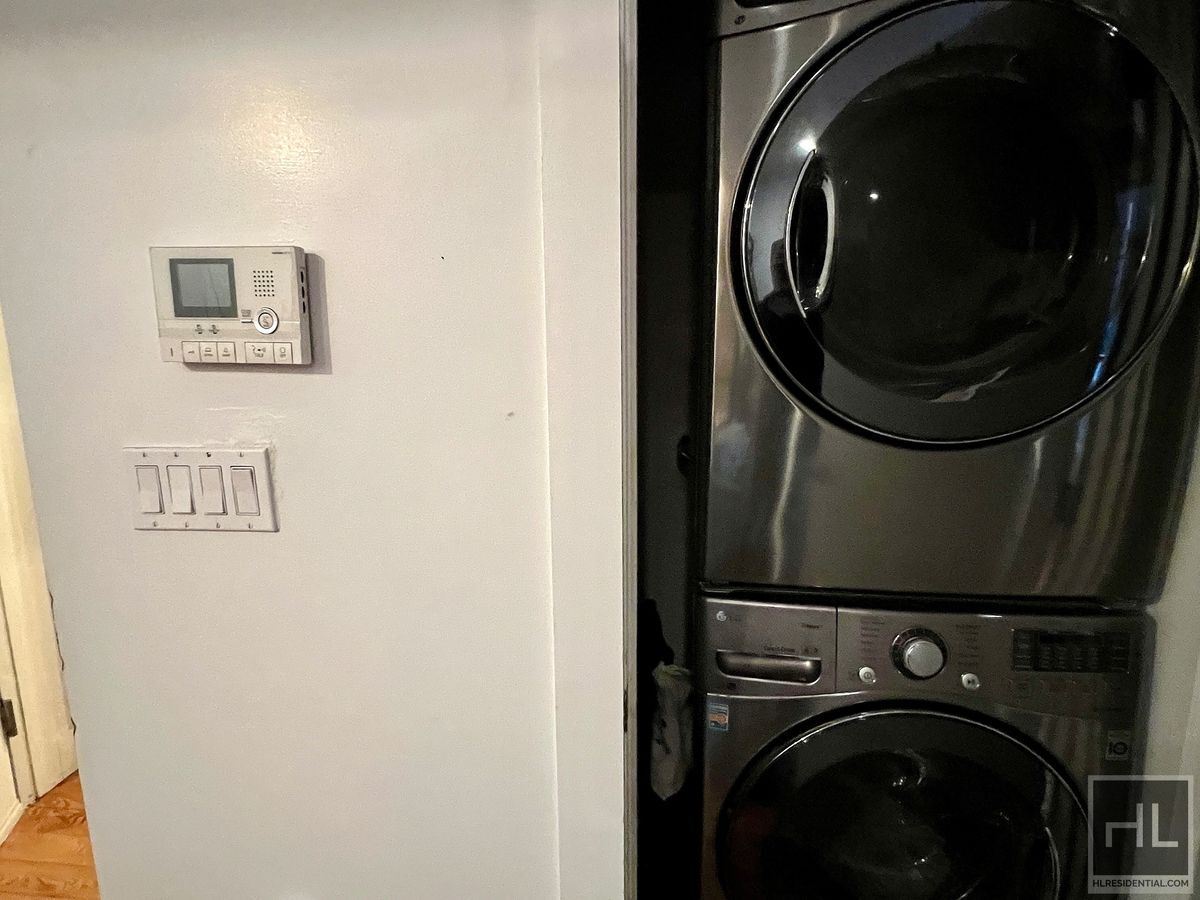 Building Photo - 2BR 1BA w/ Balcony & In Unit Laundry In Bushwick