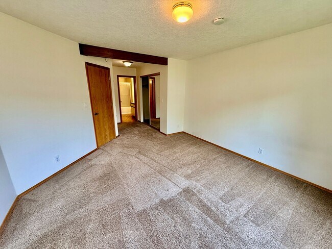 Building Photo - Large 980sq. 1 bedroom apartment with attached garage plus 1 parking space