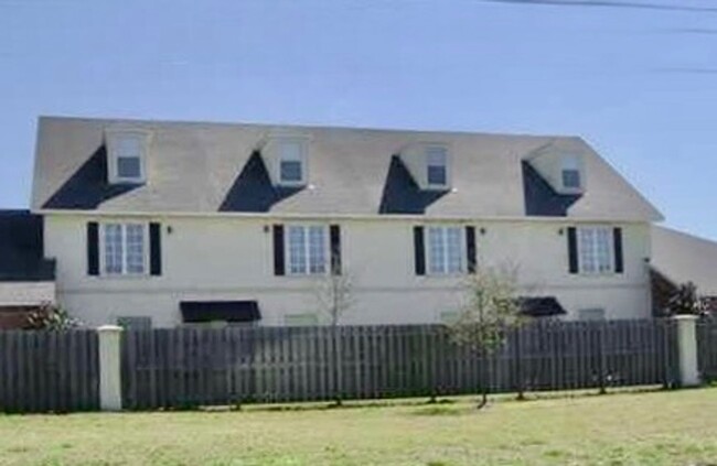 Building Photo - 3 Bedroom Townhouse Available now  in a de...