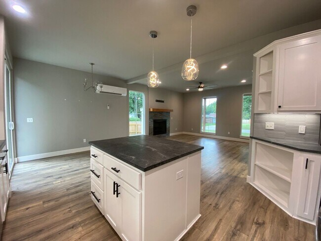 Building Photo - Beautiful home for rent in Coweta!!