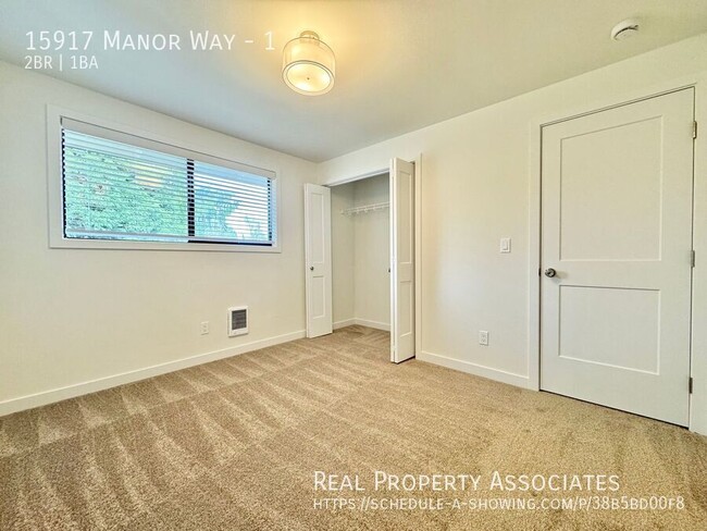 Building Photo - 15917 Manor Way