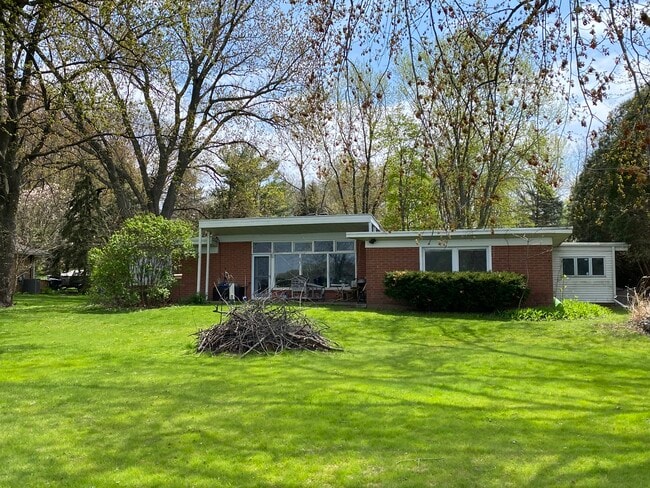 Building Photo - 3048 Waunona Way