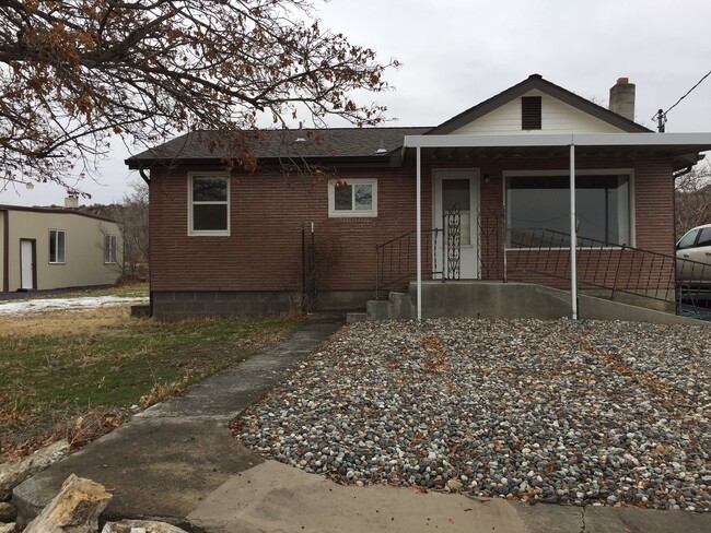 Building Photo - Charming 2 Bedroom Home with Garage
