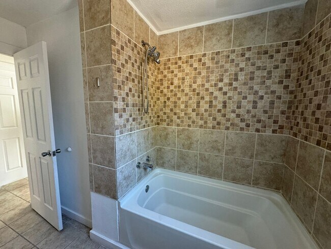 Building Photo - 3 bedroom 1.5 bathroom house!