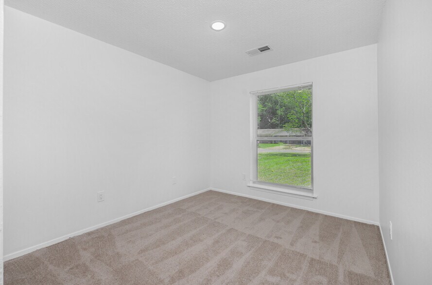 Building Photo - 5340 Lakeview Cv