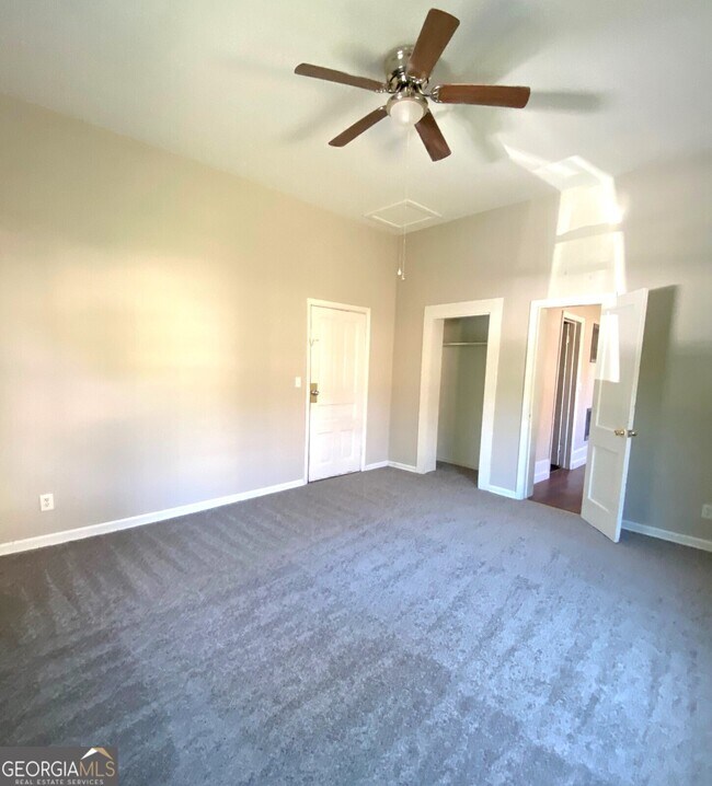 Building Photo - 302 Cedar St