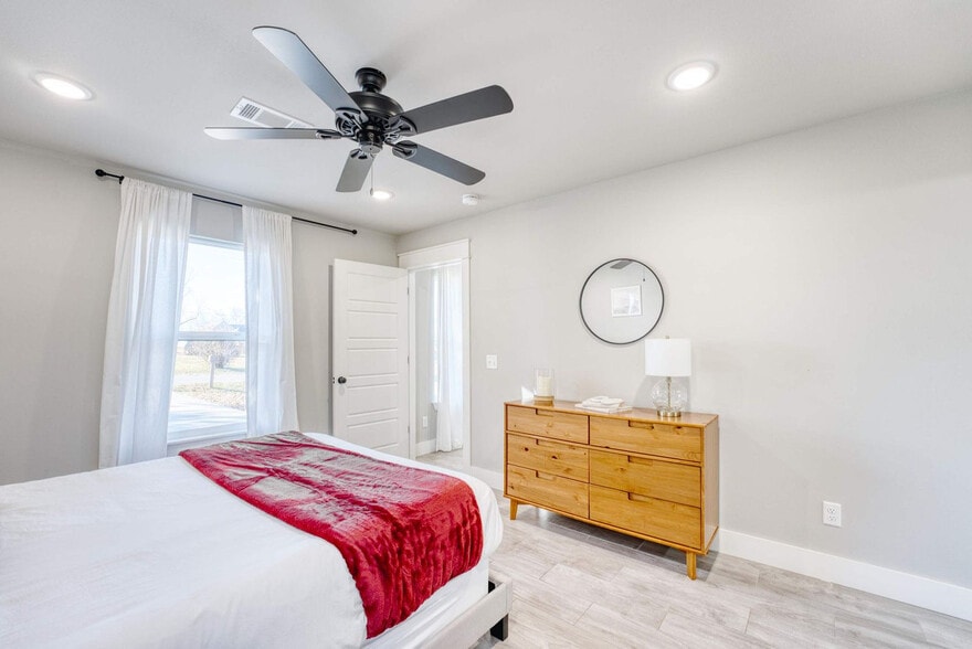 Building Photo - 214 NW L St