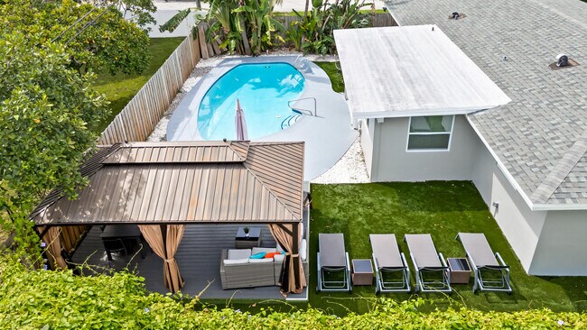 Building Photo - 1800 NE 28th Ave