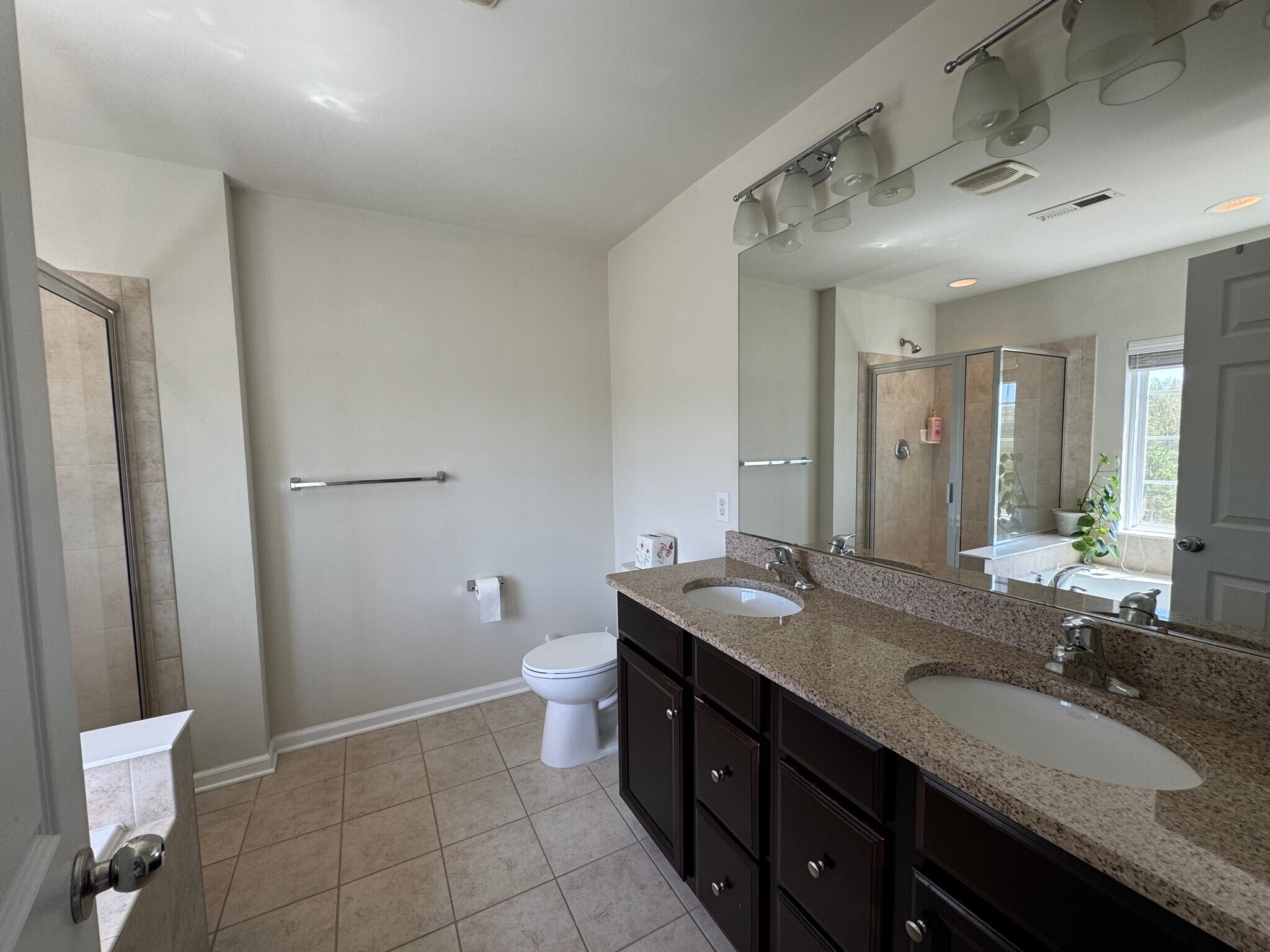 Master bathroom - 537 Prizer Ct