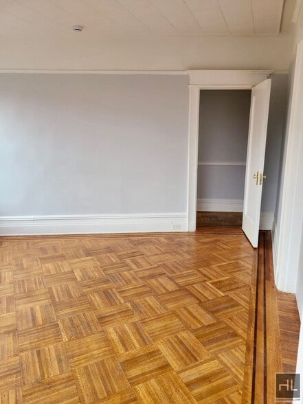 Building Photo - 4BR 1BA Plus Size Rent Stabilized Pre War Corner Unit in Ditmas Park