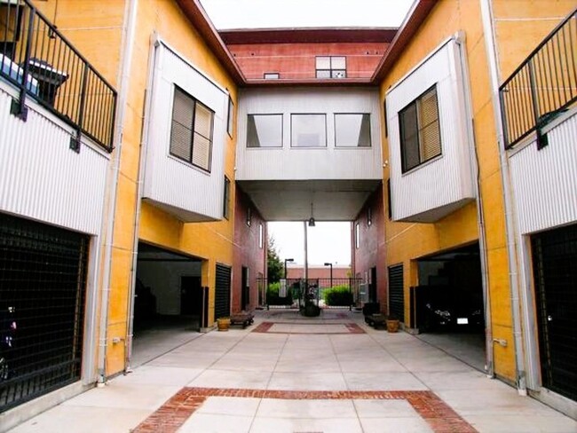 Building Photo - 2 Bedroom 2 Bathroom Loft Condo in RiNo (R...