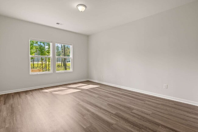 Building Photo - "Charming 3-Bed 2-Bath Residence in Telfai...