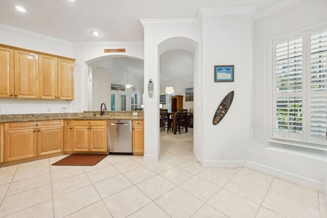 Building Photo - WALK TO THE BEACH!