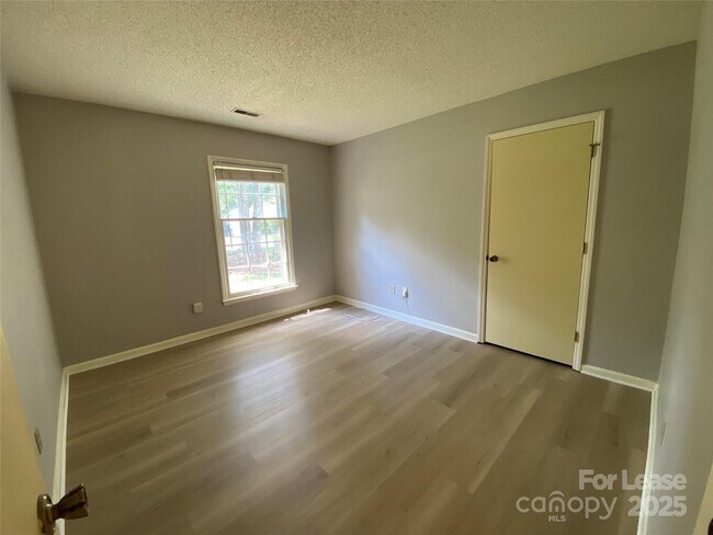 Building Photo - 1025 Thornsby Ln