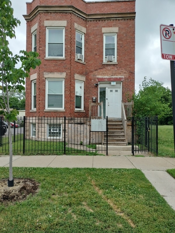 Building Photo - 6501 S Justine St