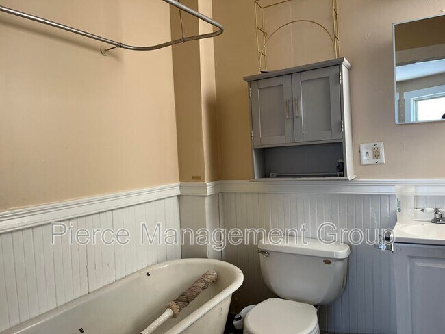 Building Photo - 521 Massabesic St