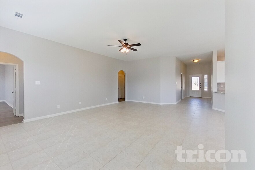 Building Photo - 616 Meadow Springs Dr