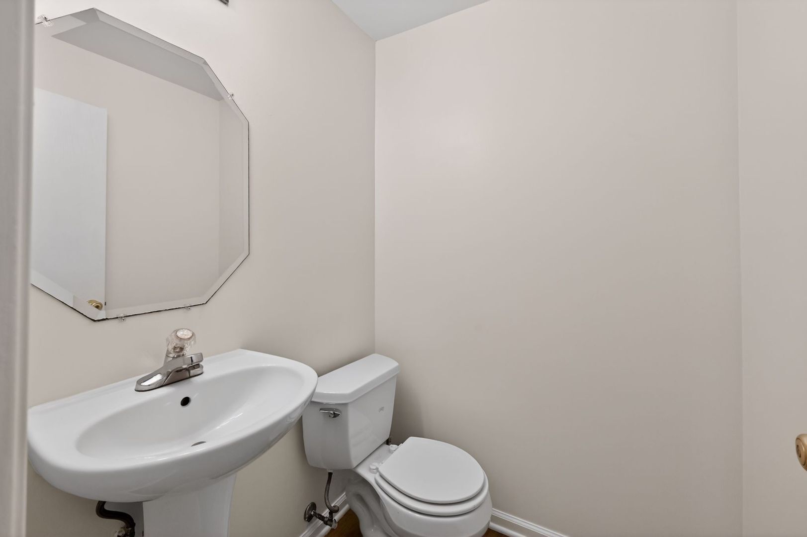 Building Photo - 708 Meadowridge Dr