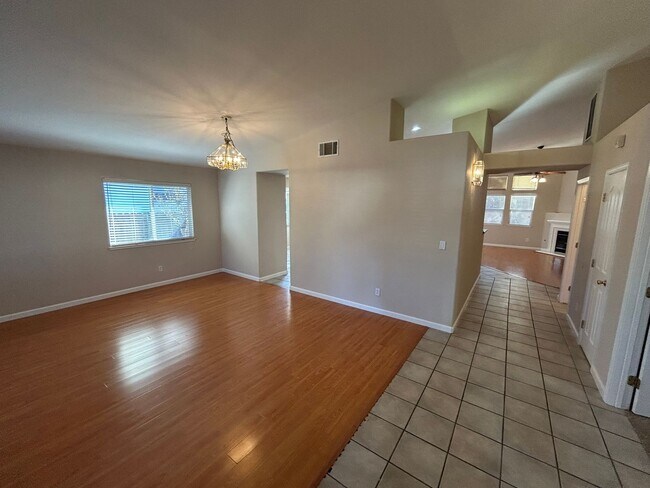 Building Photo - Beautiful 4 Bedroom, 2.5 Bath Deer Valley ...